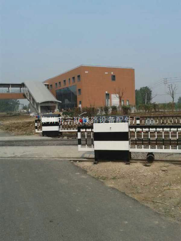 南京冶山矿业公司八百桥道口，公路宽45米，门长24x4扇