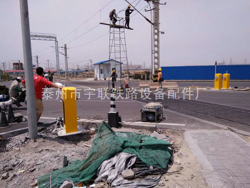 天津滨海开发区，道口宽36米，对开，8台双臂电动栏杆机，杆长9.3米