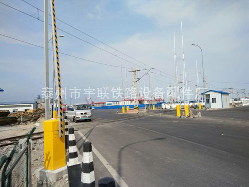 天津滨海开发区，道口宽36米，对开，8台双臂电动栏杆机，杆长9.3米 3